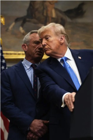 トランプ大統領に耳打ちするケネディ長官（NY Timesより引用）