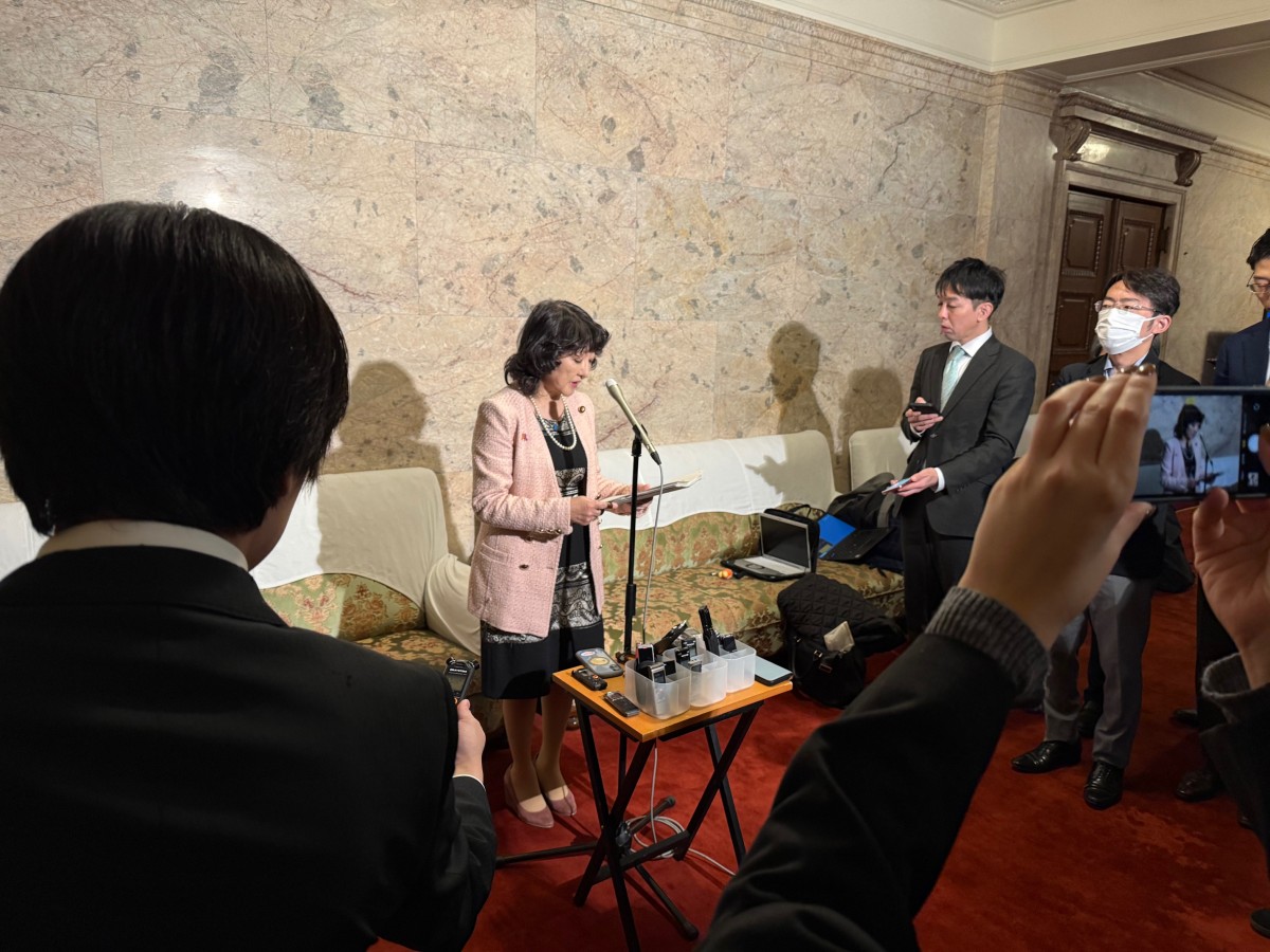 会見で答える片山さつき財務大臣