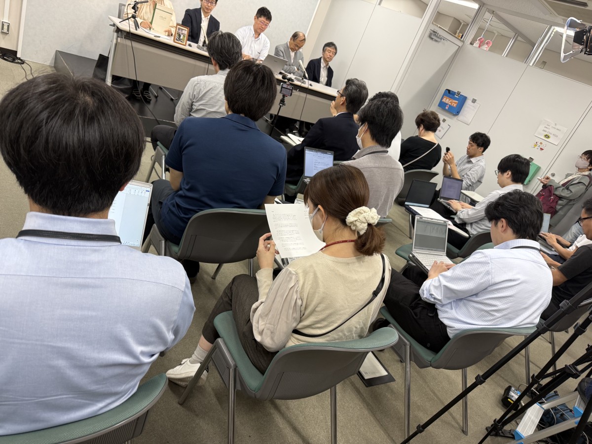 会見に集まった記者たち