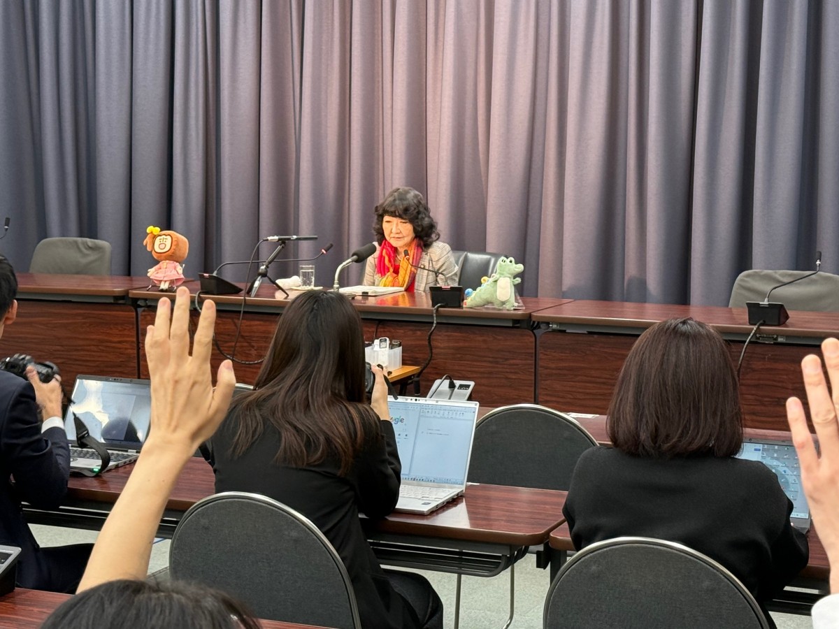 記者会見に臨む片山さつき財務大臣