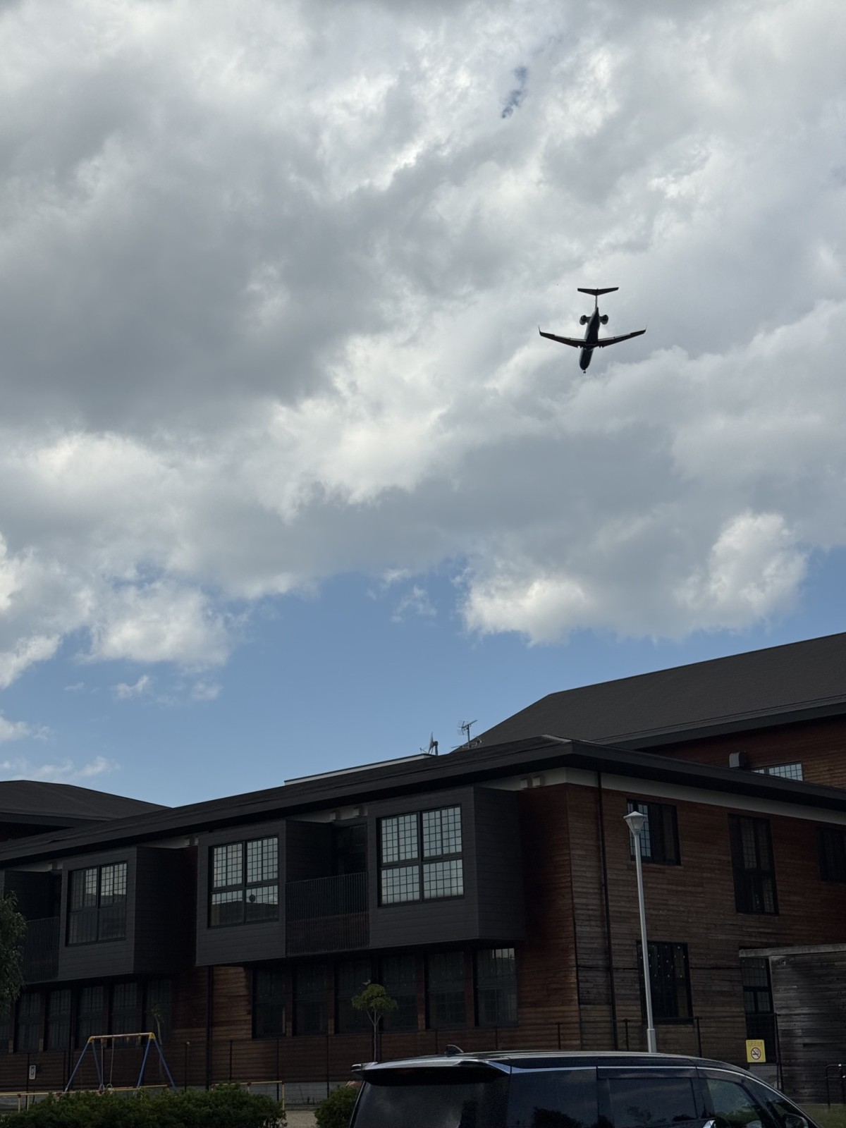 校舎の上空には大阪空港に着陸する飛行機の姿