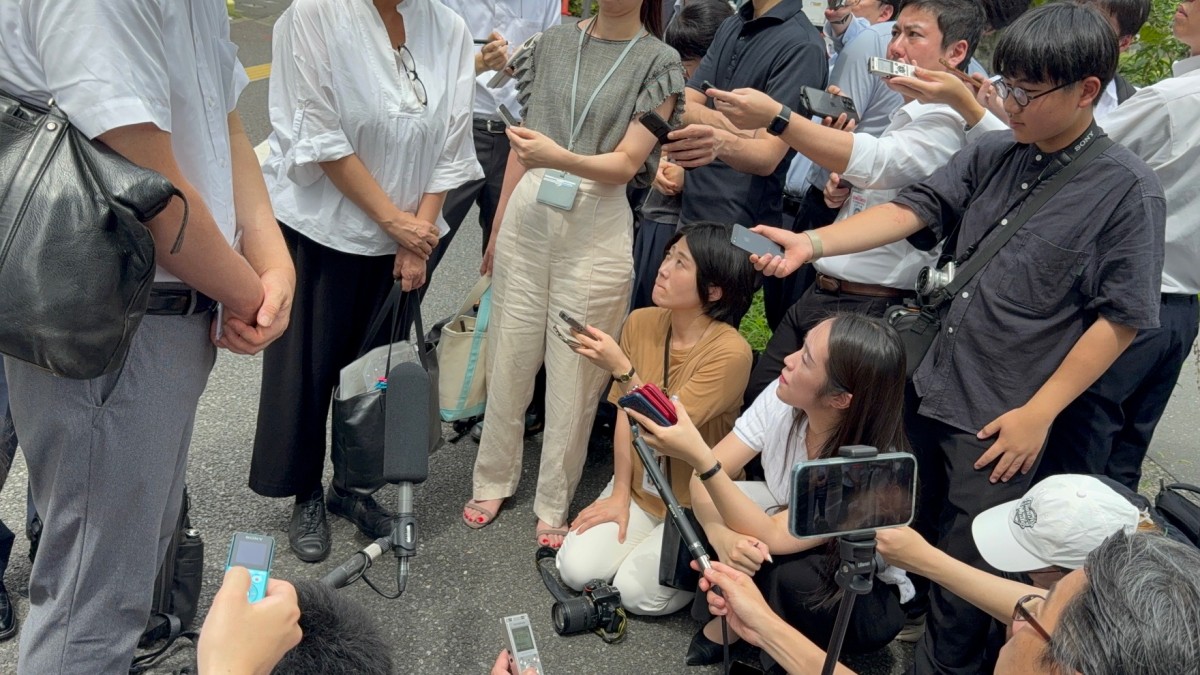 開示後に財務省前で報道陣の取材に応じる赤木雅子さん