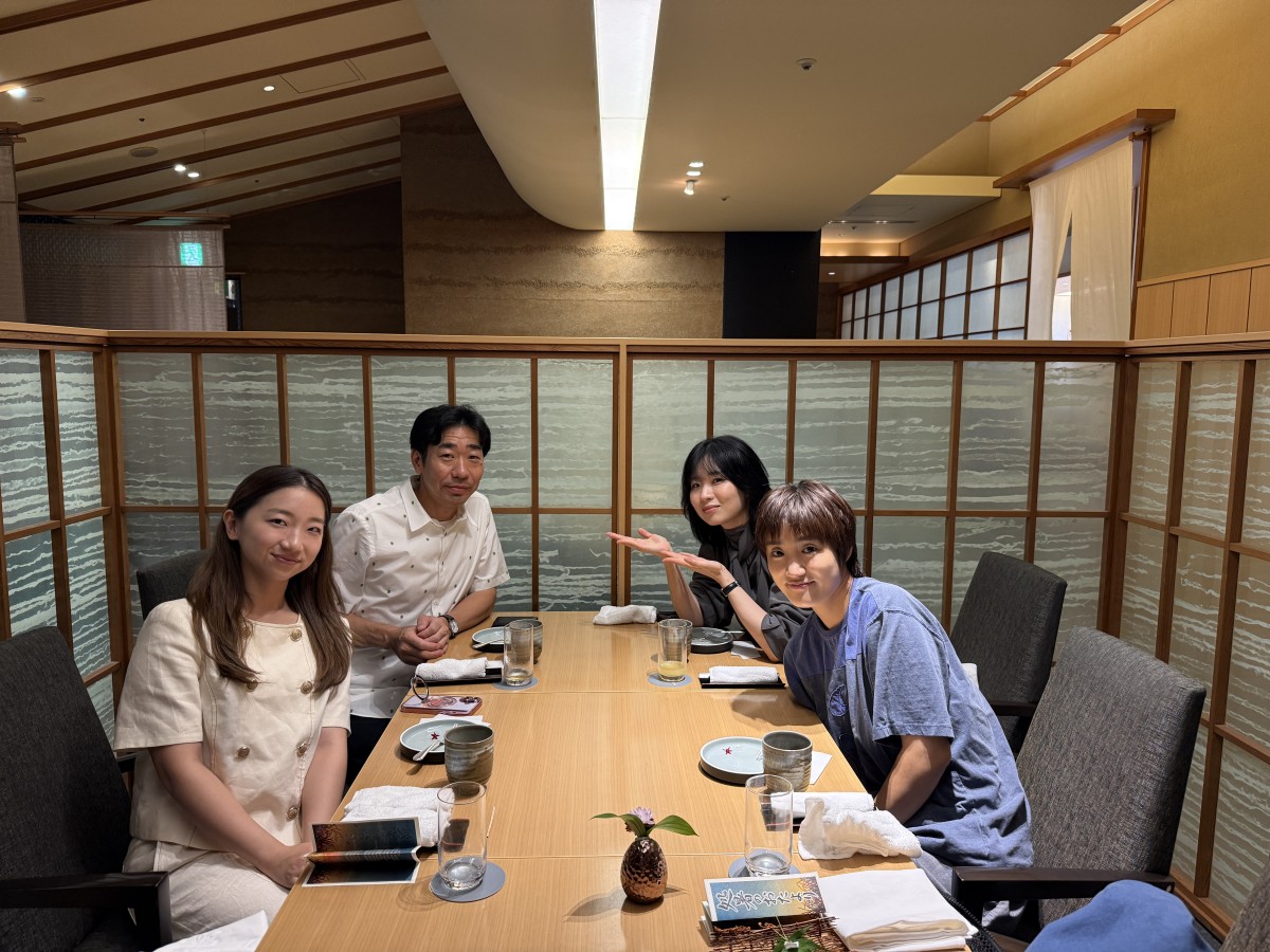 ライブ前に久しぶりの再会。右奥がジニさん