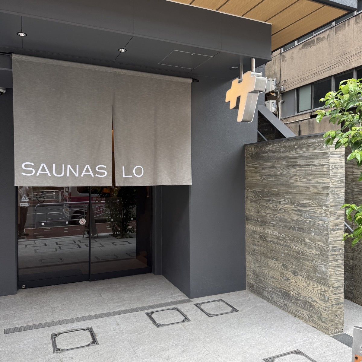 マンションの1階にたたずむ