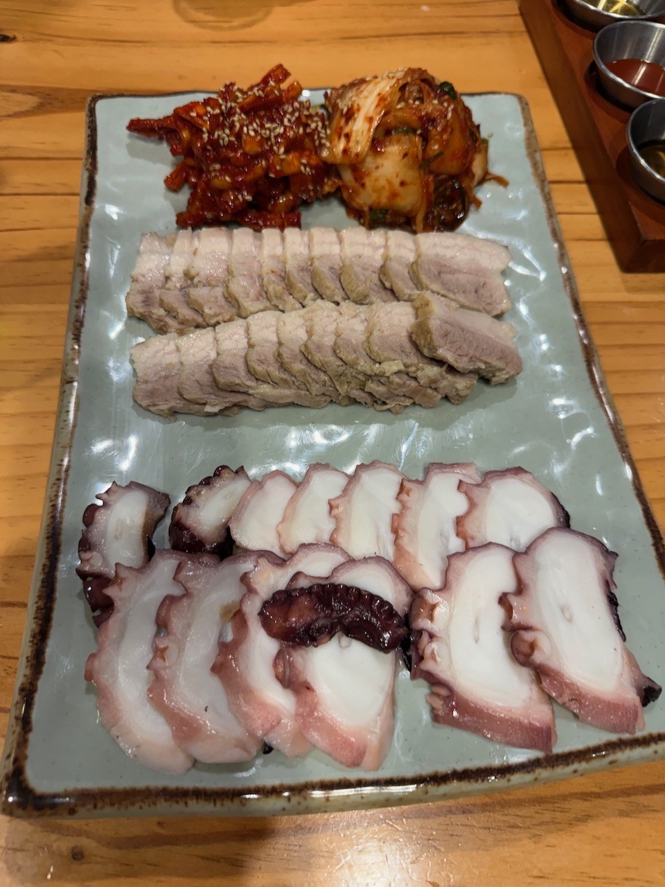 ゆでた豚バラ肉、ポッサムにタコ