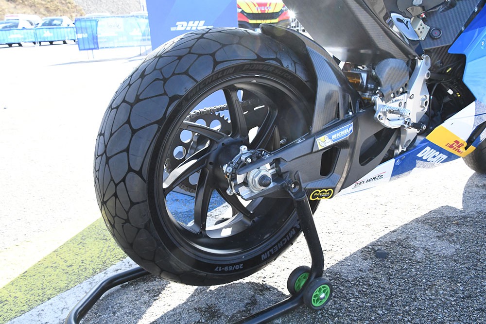 ミシュランのMotoEタイヤには「サステナブル素材を使っているタイヤ」であることを視覚的に伝えるためのデザインが施されている。このデザインは、性能には影響しない&copy;Eri Ito