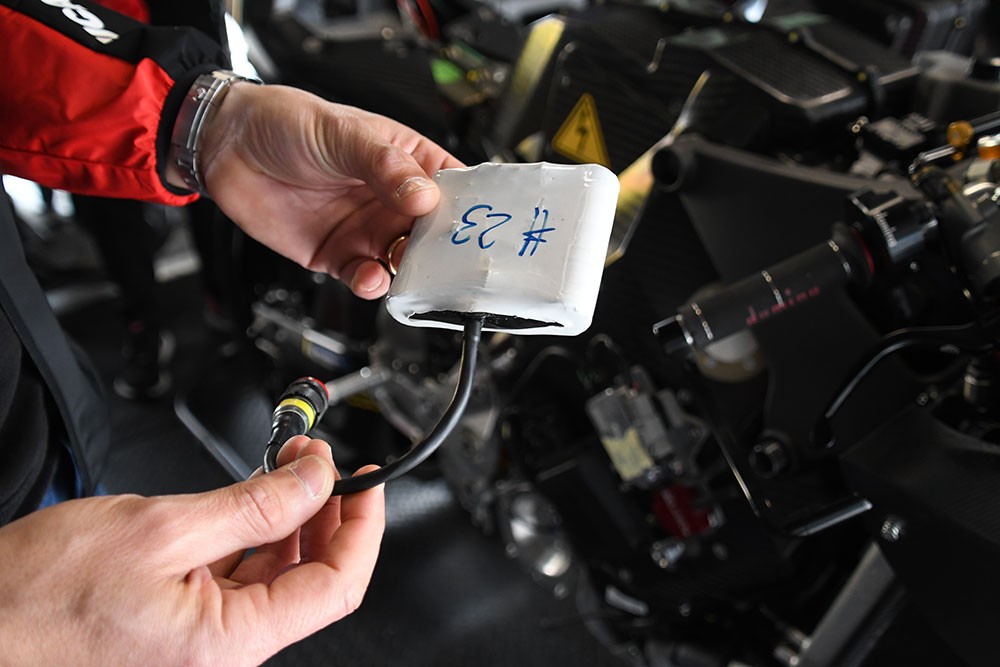 バッテリーパック内部のセル。1個あたり人差し指1本分くらいの大きさ。これが今年は1152個から960個になり、車両重量の軽量化（216.2kg）に貢献した&copy;Eri Ito