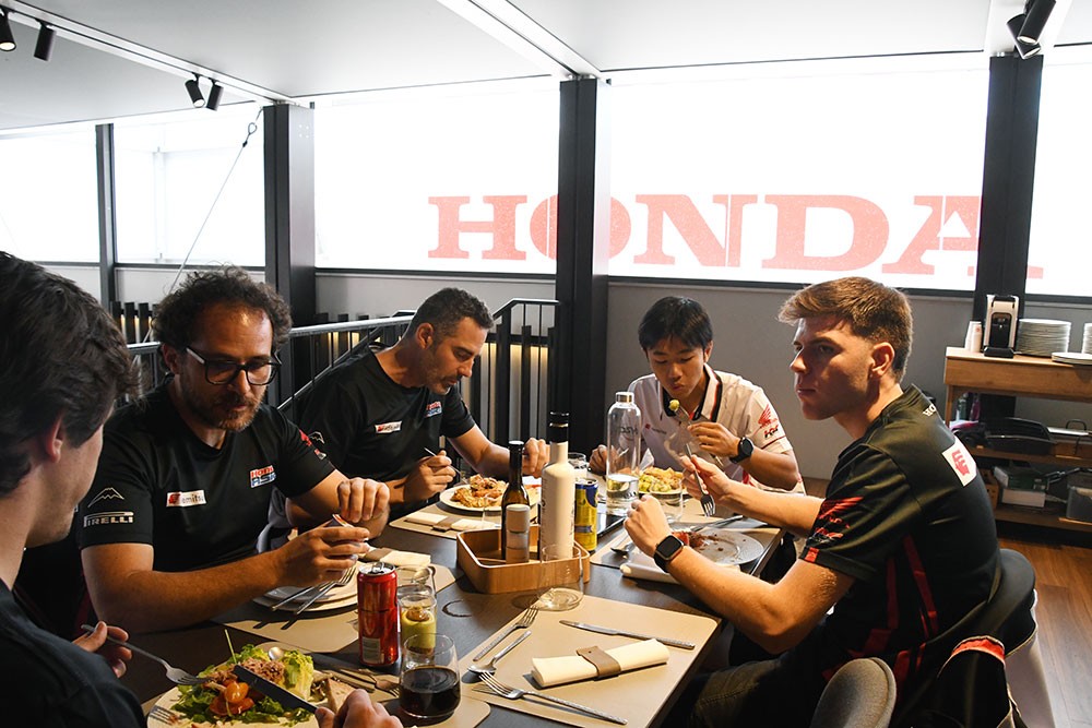 古里たちMoto2、Moto3チームは2階で食べていた。2階にも食事が並んでいる©Eri Ito