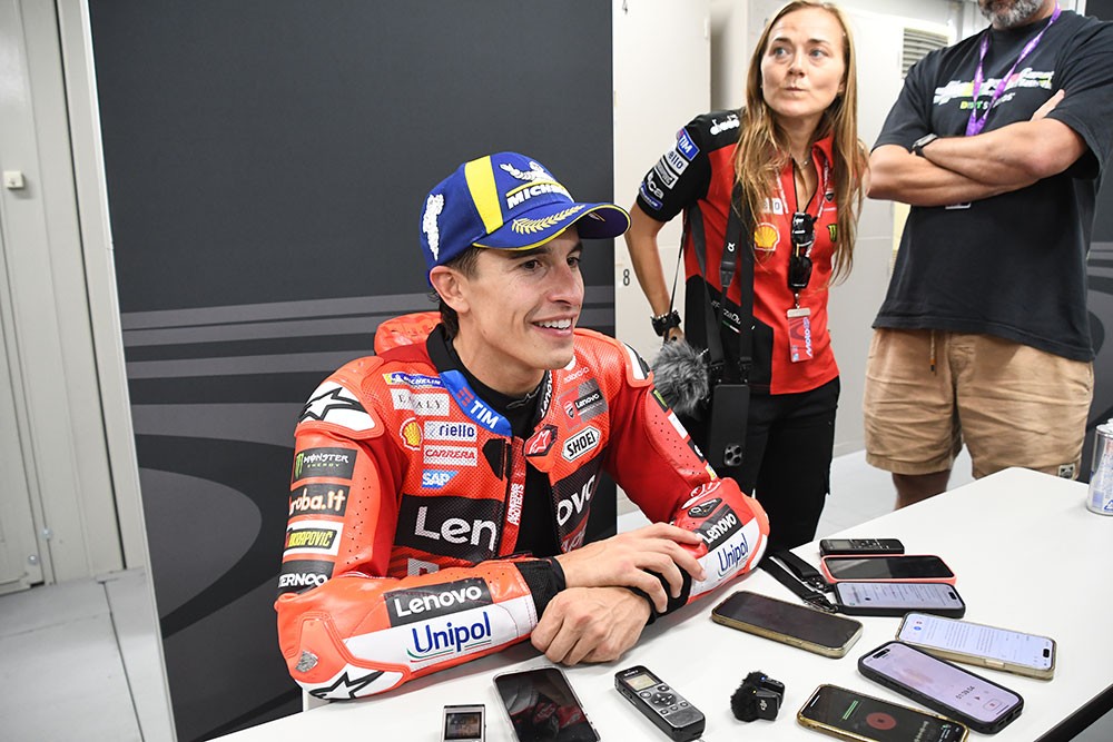 ライダーによってはレース後すぐ、レーシングスーツ姿のまま囲み取材にやって来る選手もいる&copy;Eri Ito