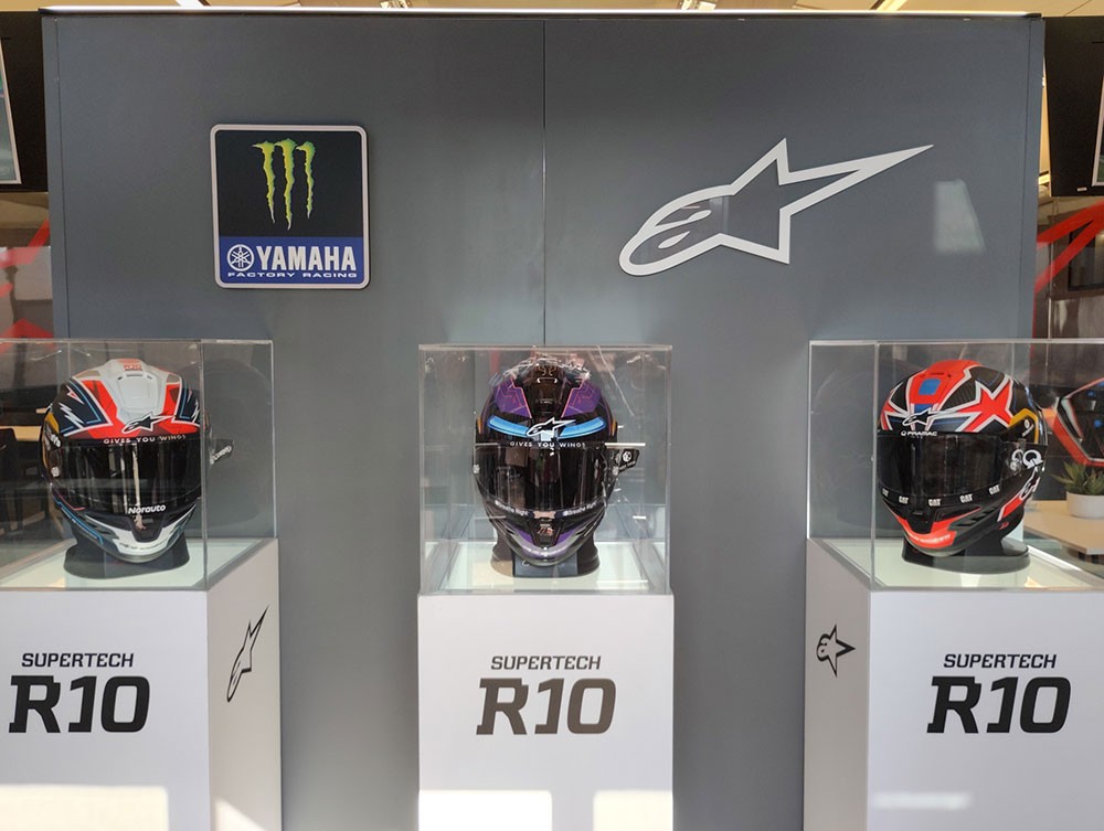 ドアが開くとヘルメット「スーパーテックR10」がお出迎え©Eri Ito