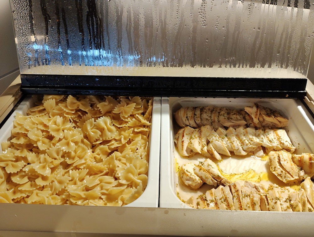パスタとチキンブレスト©Eri Ito