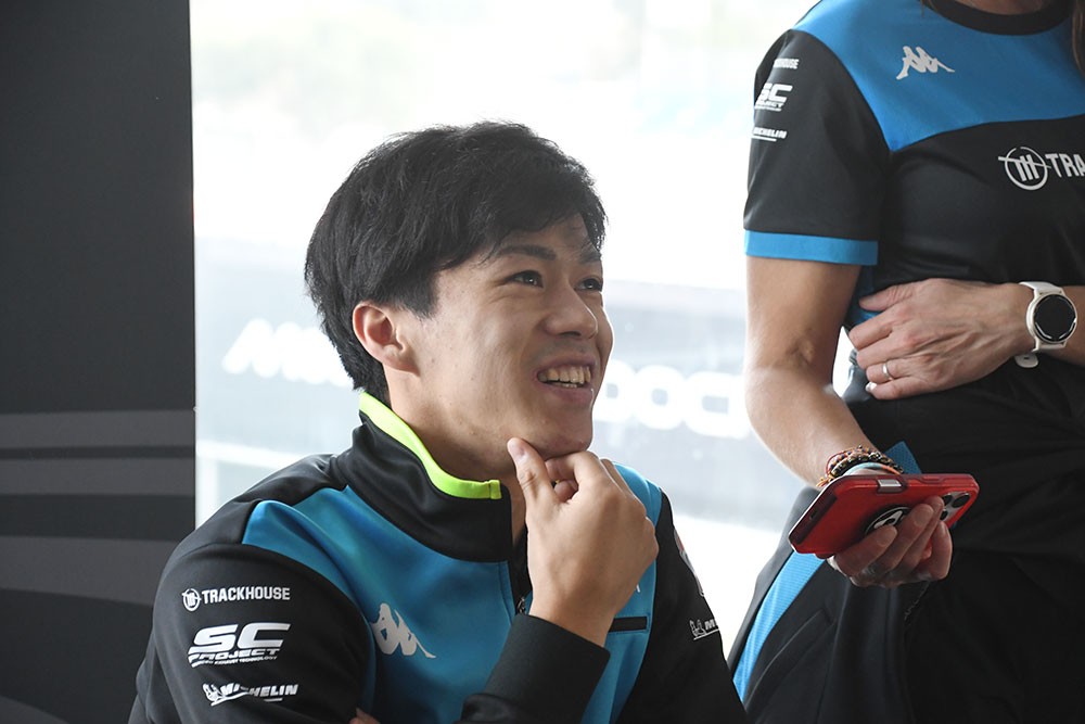 こちらは木曜日の囲み取材の様子。走行が始まる前だからか、少しリラックスした表情も見せる&copy;Eri Ito