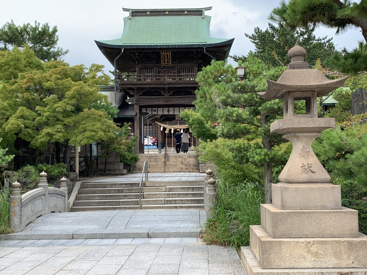 彦島八幡宮。境内には古代人によるペトログラフが刻まれた神霊石も安置。「願いが叶う」と言われている。