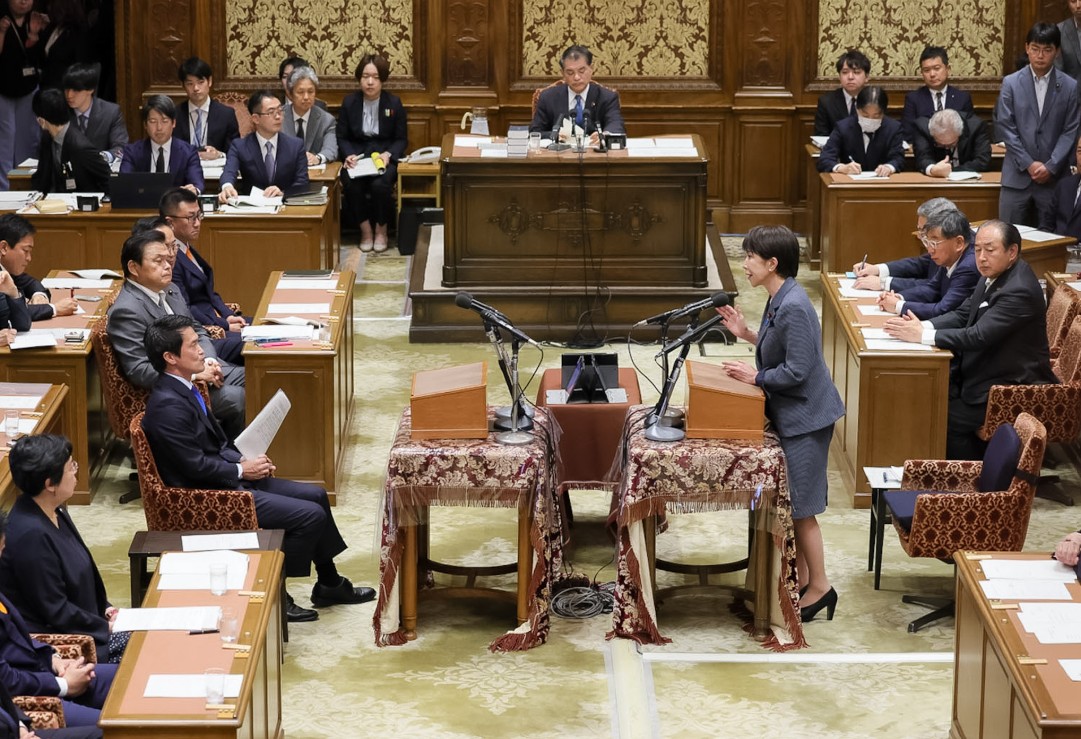 20日におこなわれた党首討論。高市首相（右）の討論相手は小川淳也・中道改革連合代表（左）