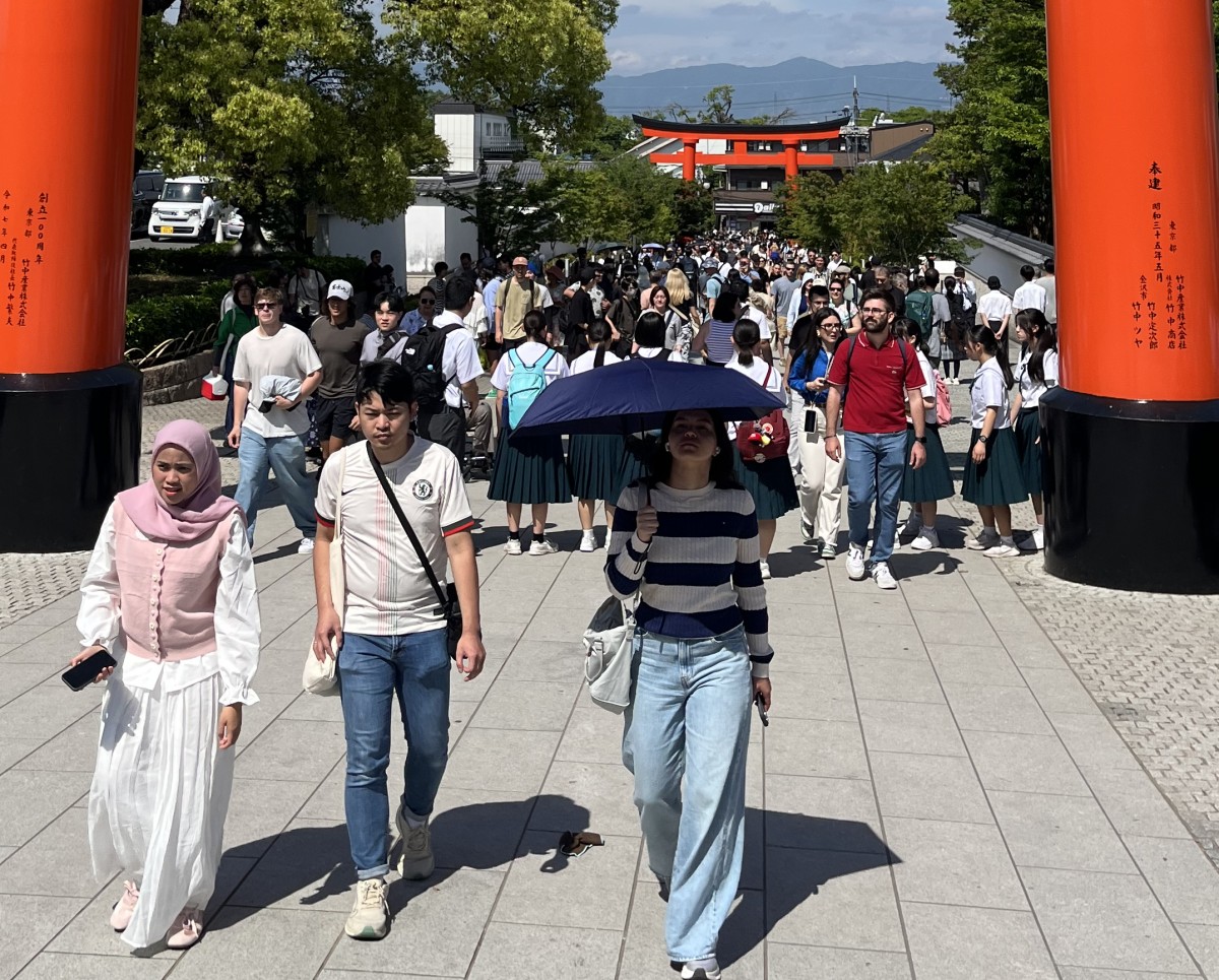 京都・伏見稲荷大社で。アジア各国のほか、米欧、中東など多くの地域からの観光客が訪れていた(筆者撮影)