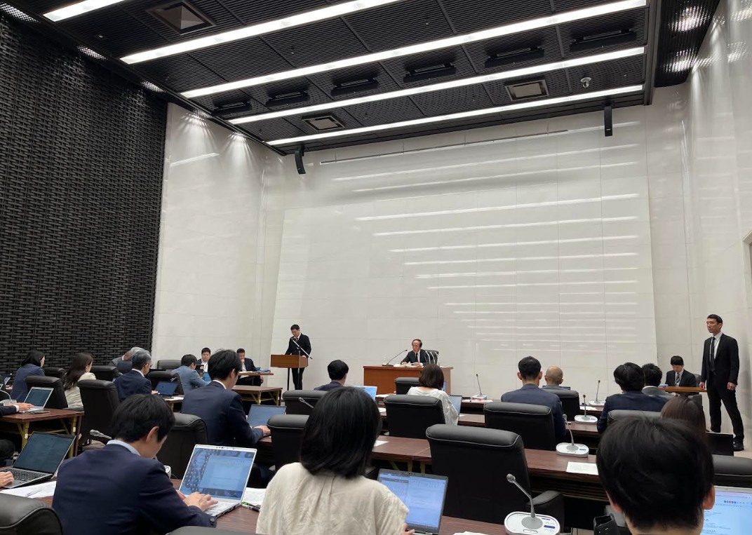 いつも私が出席している日本銀行本店での植田和男総裁の記者会見の風景です。写真は9月18日。私の記者席からは総裁がこう見えています。筆者撮影