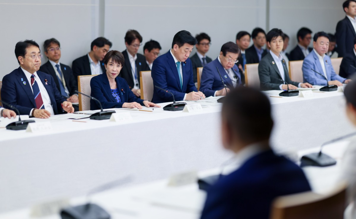 官邸で開かれた「中東情勢に関する関係閣僚会議」、左から赤沢亮正経産相、高市早苗首相ら。5月21日