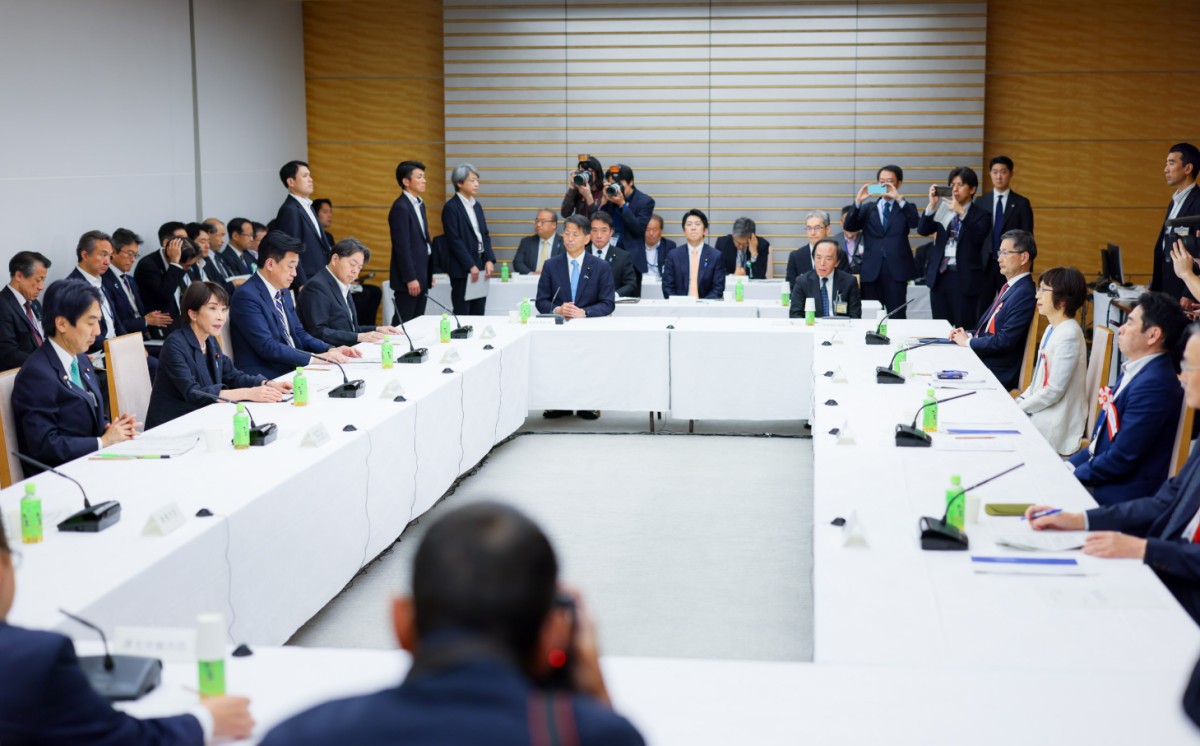 経済財政諮問会議であいさつする高市首相（左から2人目）。この直前に高市‐植田会談が22分間おこなわれた（官邸ホームページから）