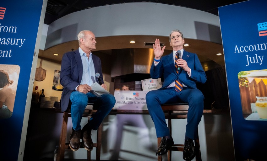スコット・ベッセント米財務長官のXから、右がベッセント氏