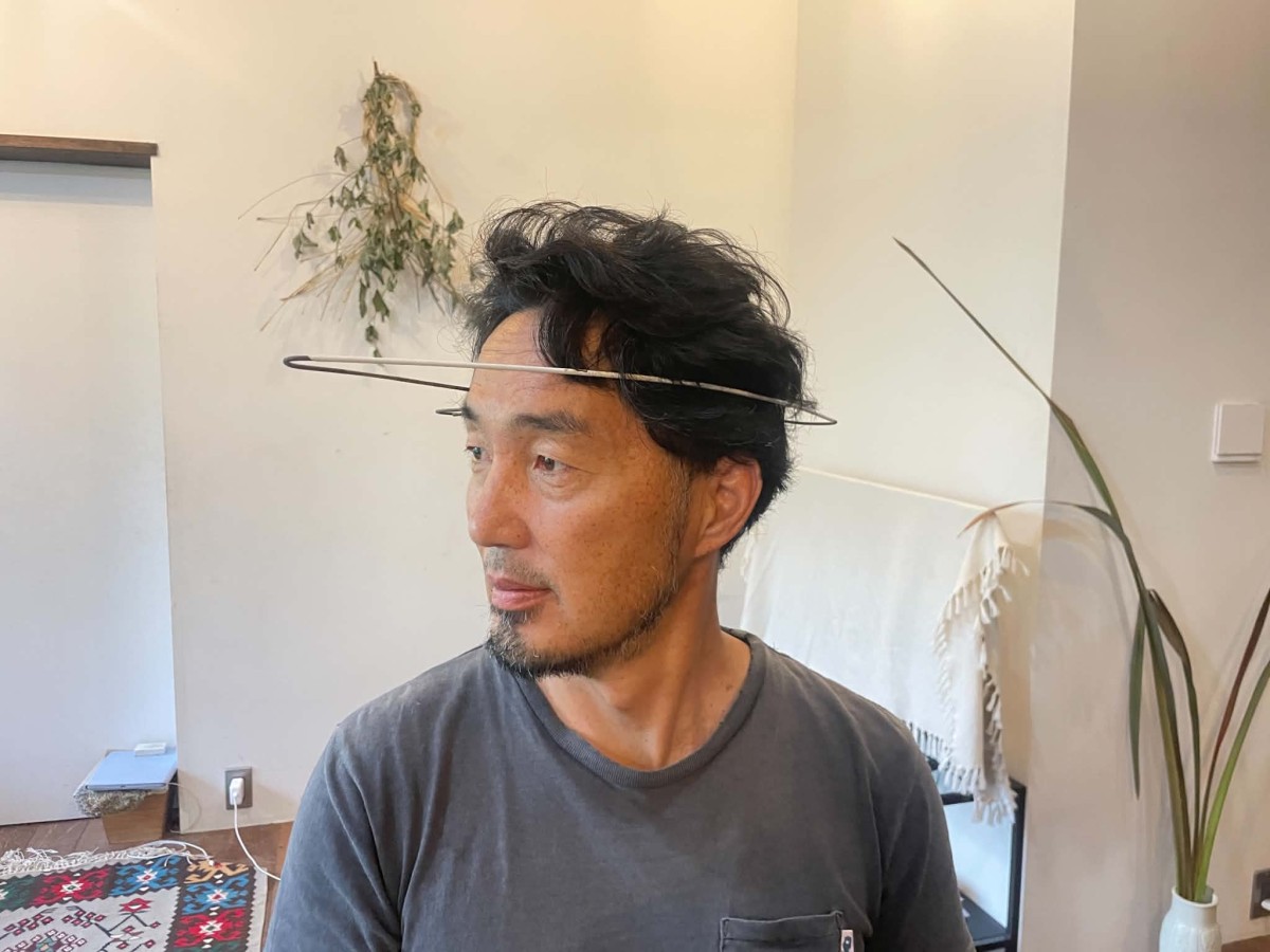 娘氏の撮影。素直な心でハンガーを頭にはめてみてください。
