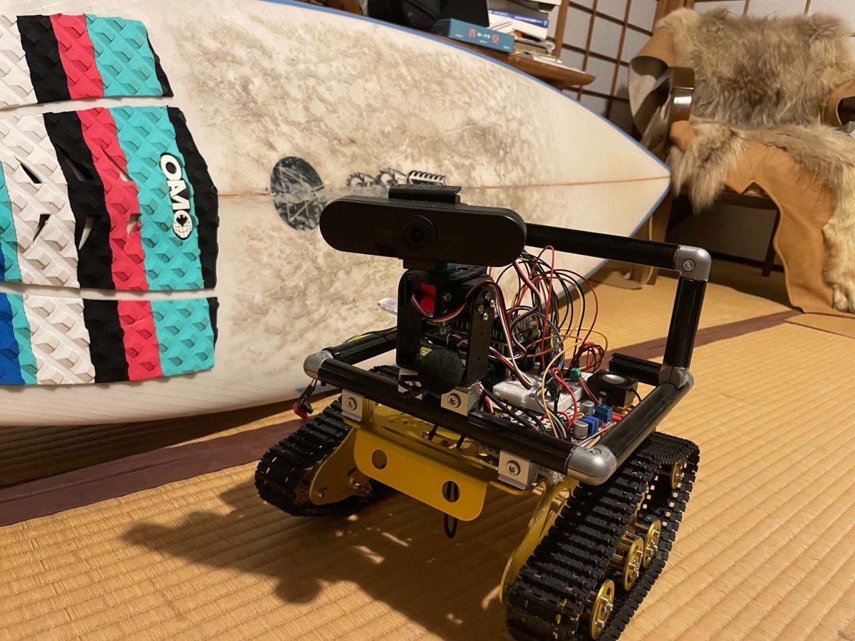 AIと作ったロボットとサーフボードが一緒に置いてある僕の部屋。悪くない。