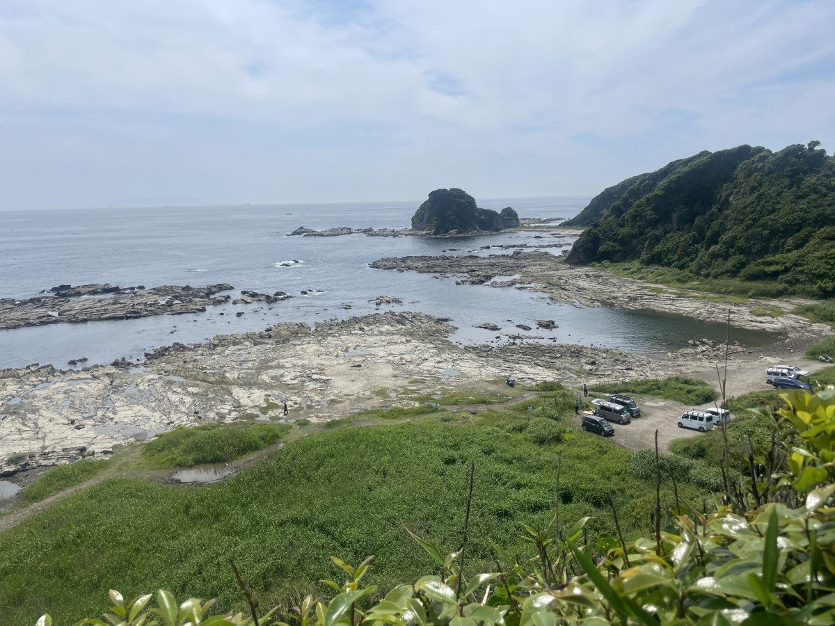 オジサマたちの秘密の発射台から磯を望む。