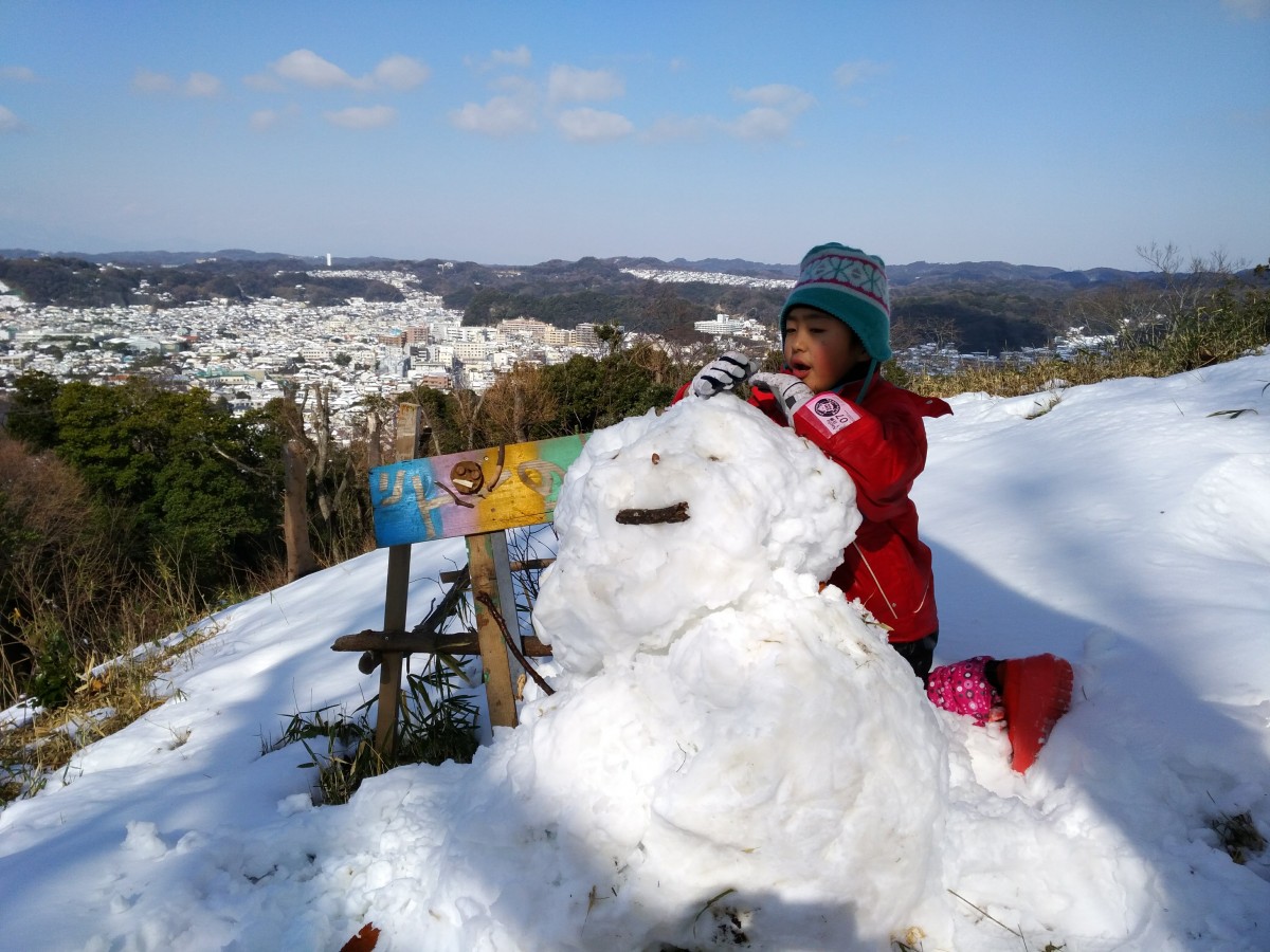 発掘した2018年の写真。7年半前。大雪が降った日。学校に行かないで原っぱ大学のフィールドで二人で遊んだとき。憶えていないと思うけど、このとき、雪で遊びながら君は「この光景みたことある！」って言い出して、「それってデジャブだ！」って思ったものです。