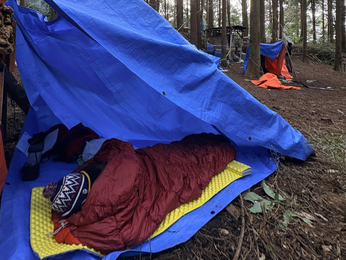 もうほぼ屋外。でも熟睡できる子どもたちのたくましさよ。ちなみに夜には雨が降りました。