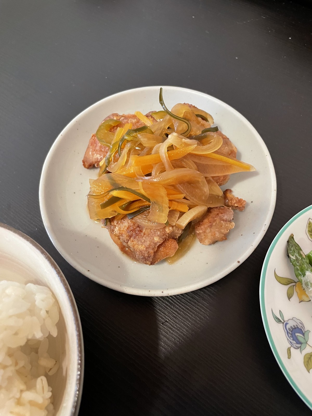 新玉葱・ピーマン・人参・昆布入りの南蛮酢をかけた鶏の唐揚げ