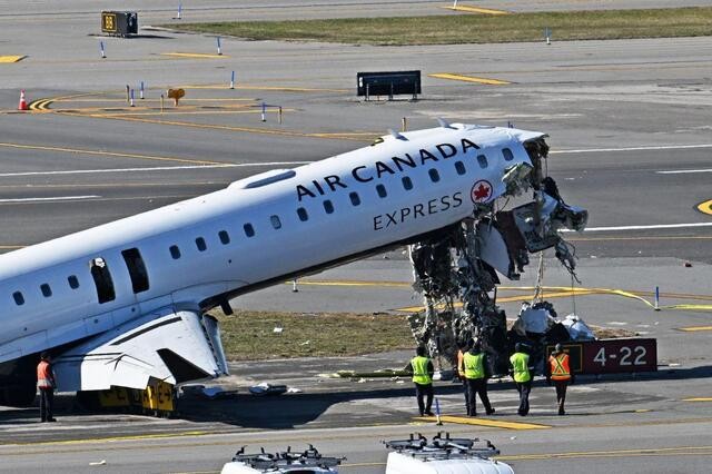 ラガーディア空港の事故で機首が破壊されたエアカナダ・エキスプレスの機体