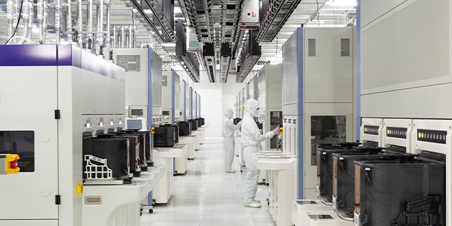 キオクシア　四日市工場　巨大なクリーンルームが並ぶ半導体製造拠点