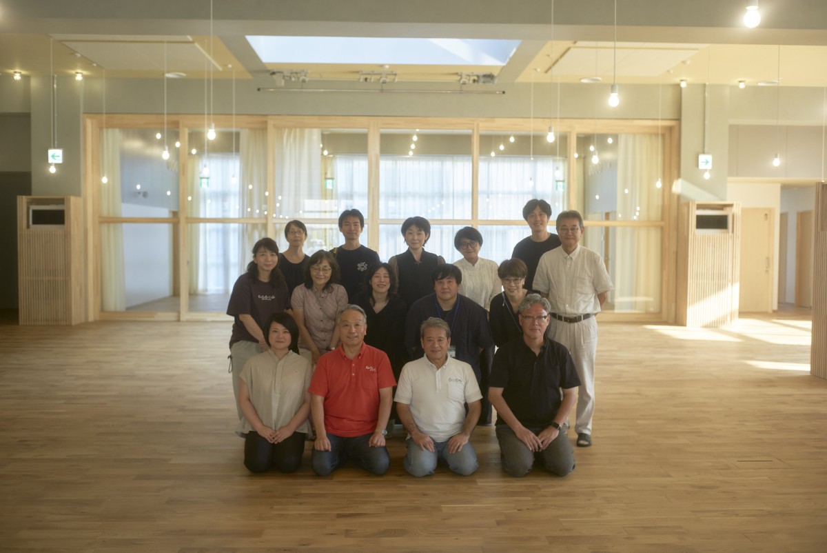 建物内で抱樸のスタッフの記念撮影