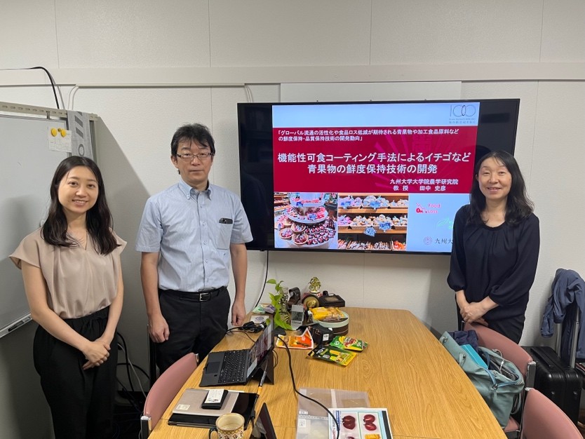 2026年9月7日、九州大学大学院、田中史彦先生の研究室で(研究室の田中様撮影、左から田中良奈先生、田中史彦先生、筆者)