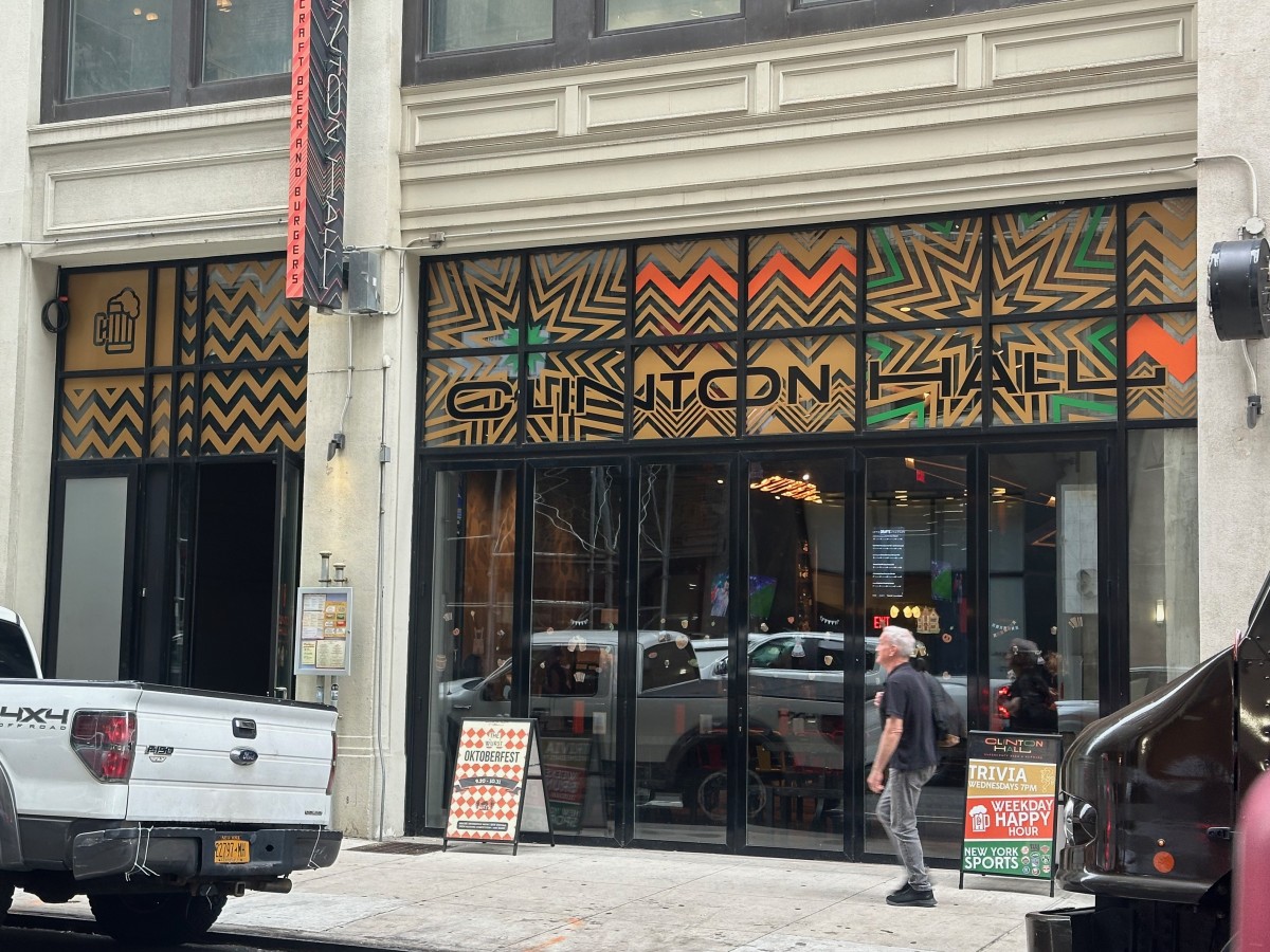 ニューヨーク市内にあるクリントン・ホール（筆者撮影）