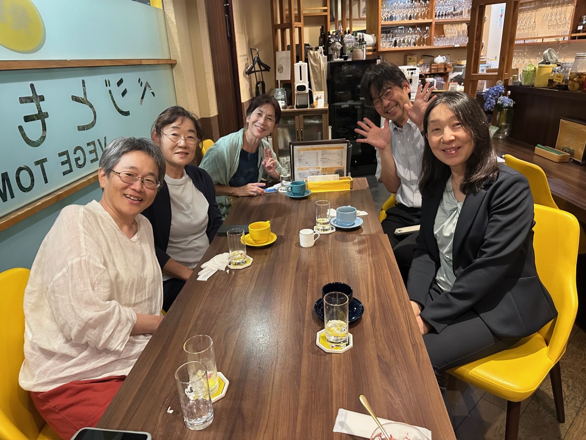 左手前から時計回りで出村康子さん、安田里美さん、竹本万里子さん、岡田真一さん、筆者(店員さん撮影)