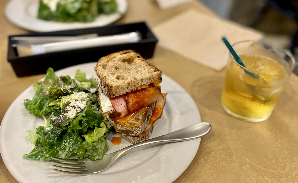 ベーコンエッグのサンド🥪 と りんごジュース 🍎