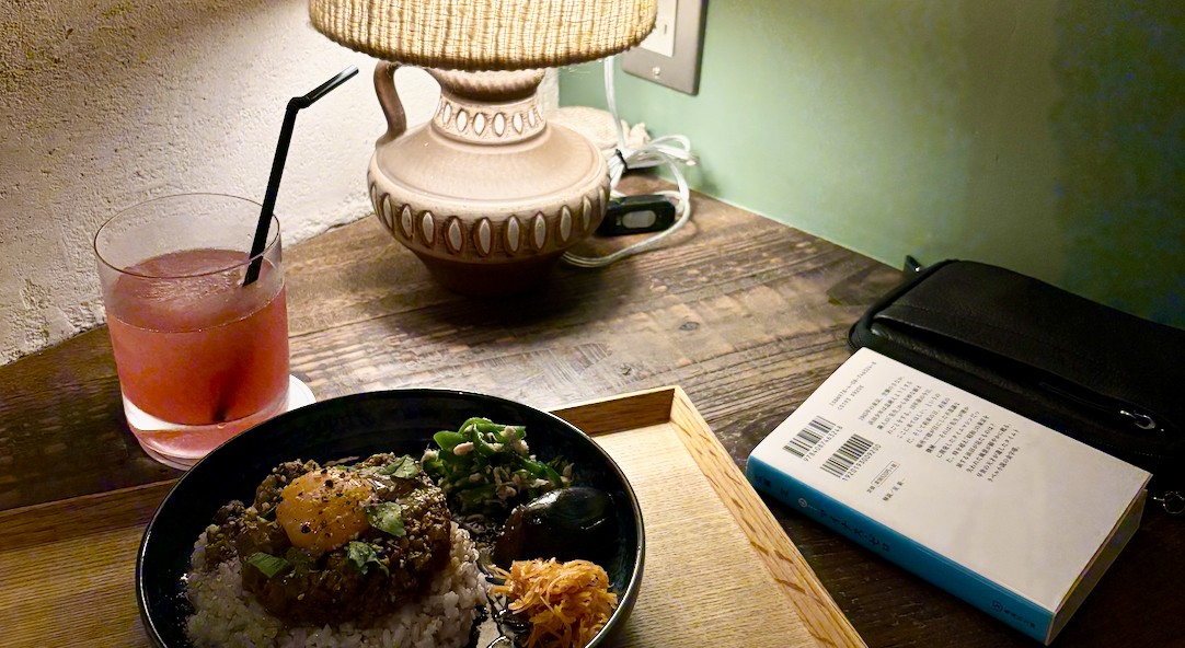 ザクロスカッシュとカレー🍛 次は梨スカッシュだって店主さんがおっしゃってました🍐