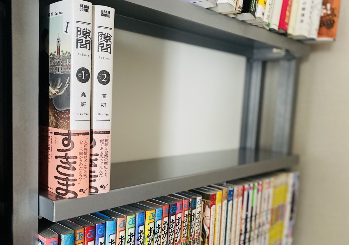 ここは漫画棚。スチールの本棚は台がたわまないので意外と良いです。