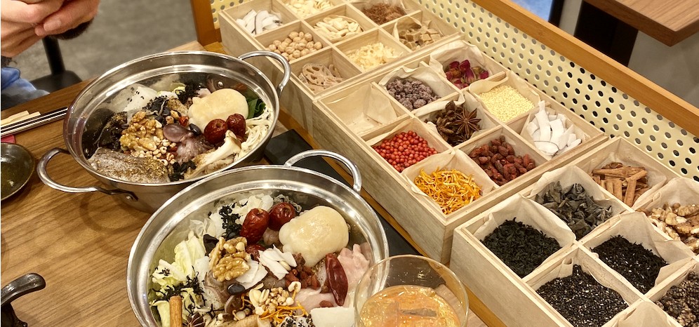 一人ずつ自分の体調に合わせて薬膳鍋を調合してくれるお店に行ってきました🍲 