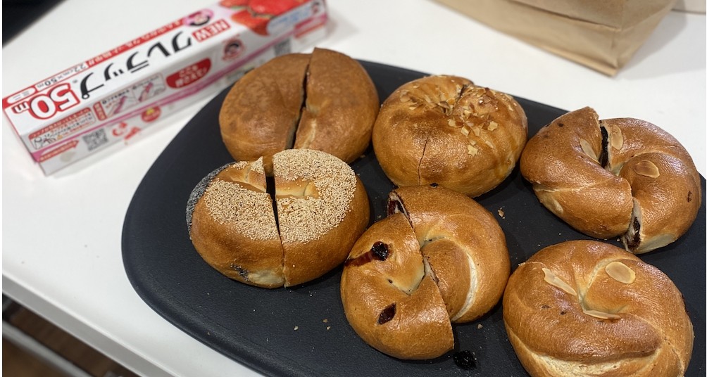 買ってきたベーグルたちを冷凍保存する準備中🥯