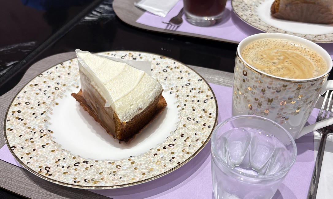 今週の美味しいもの：キャロットケーキ🥕スパンコール柄のお皿とマグカップがかわいかった