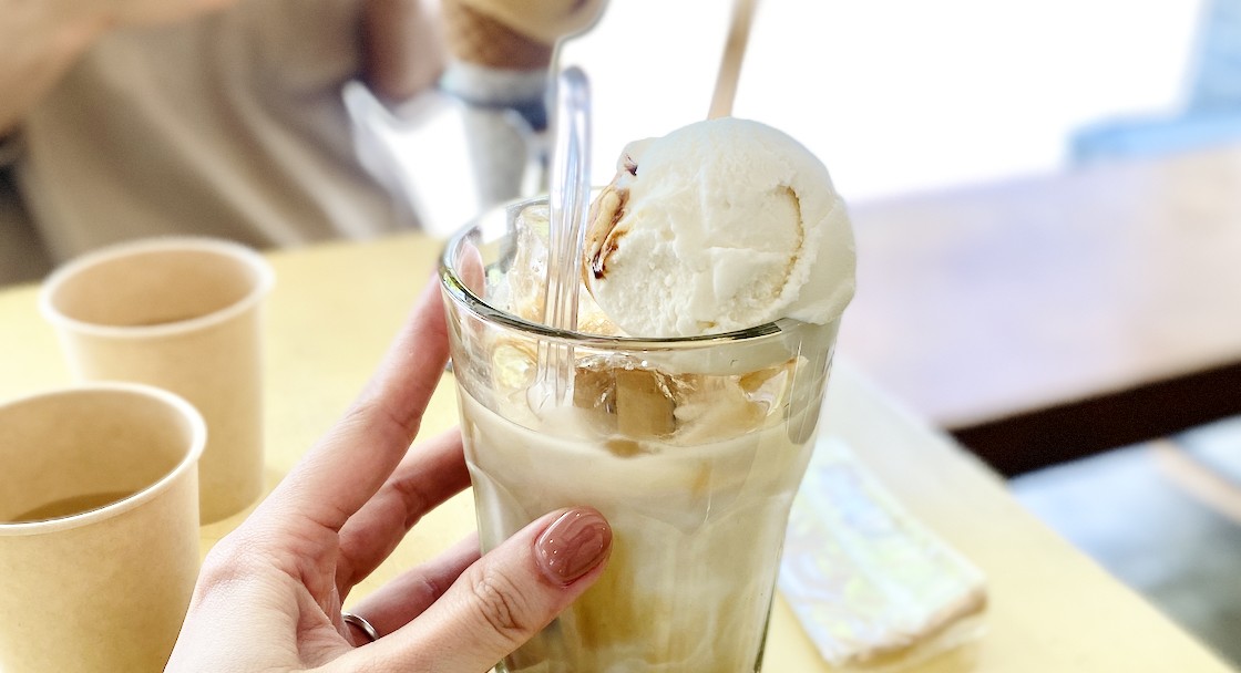 東京、28℃の日があり、コーヒーはホット派だけど暑くてカフェラテフロートに🍨
