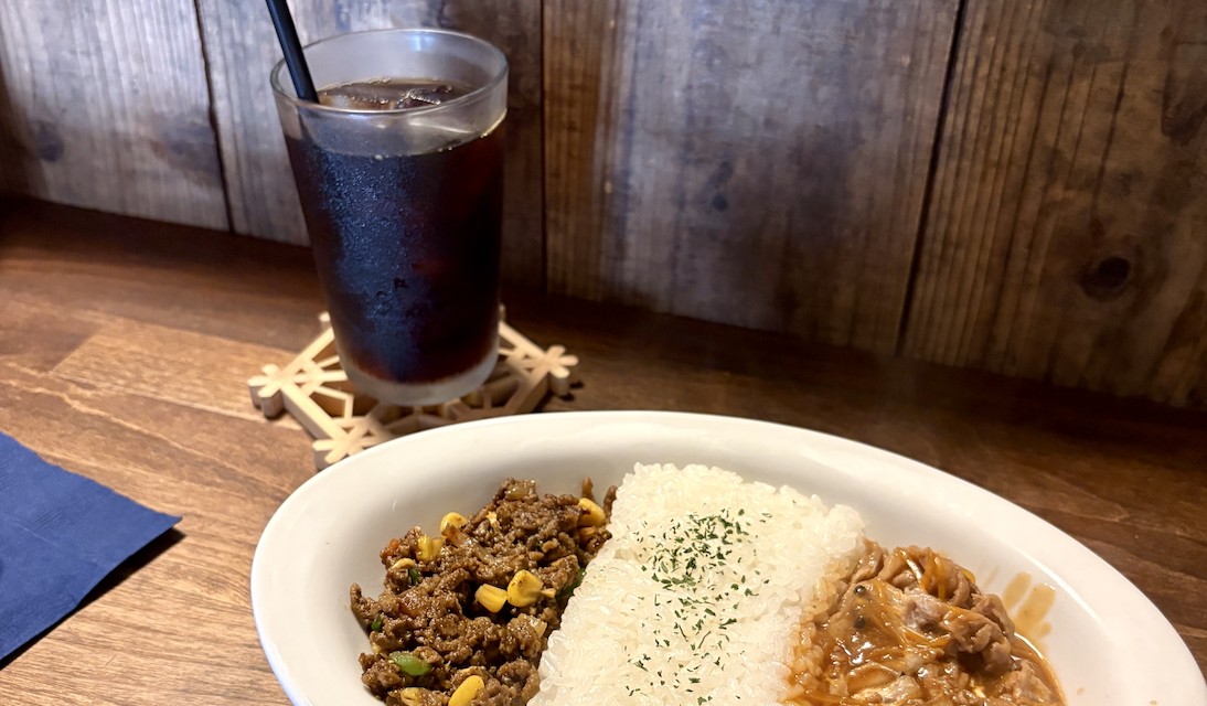 今週のごはん:キーマとハヤシのあいがけご飯とアイスコーヒー