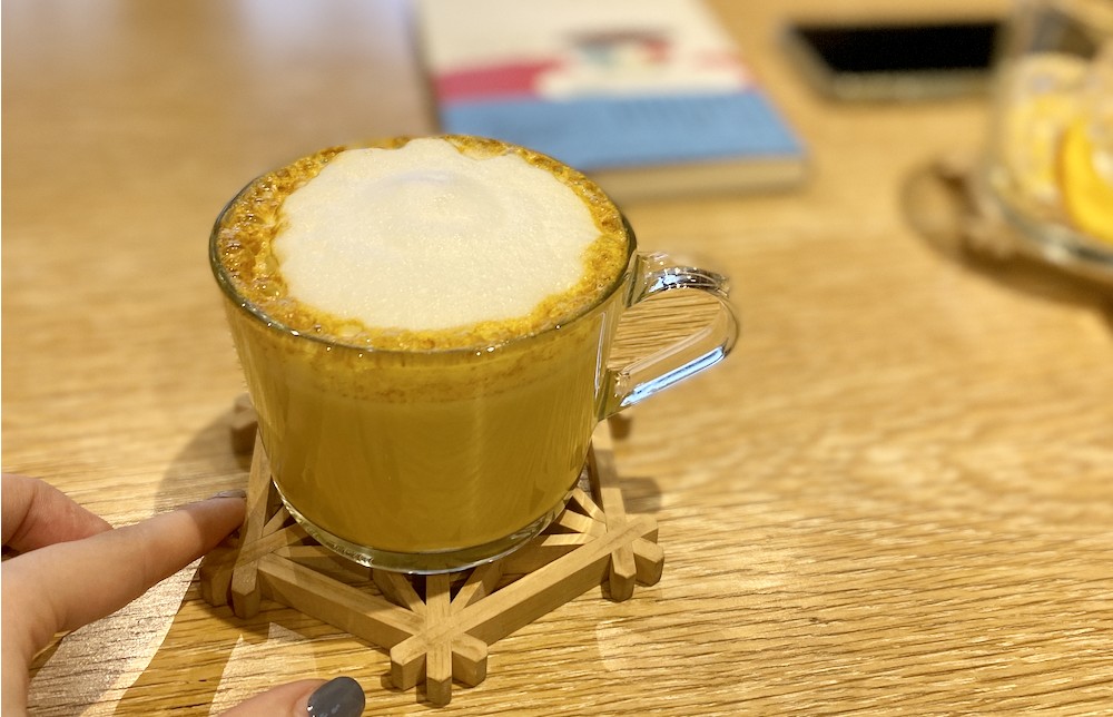 今週の美味しいもの・ターメリックラテ☕️ コースターかわいい