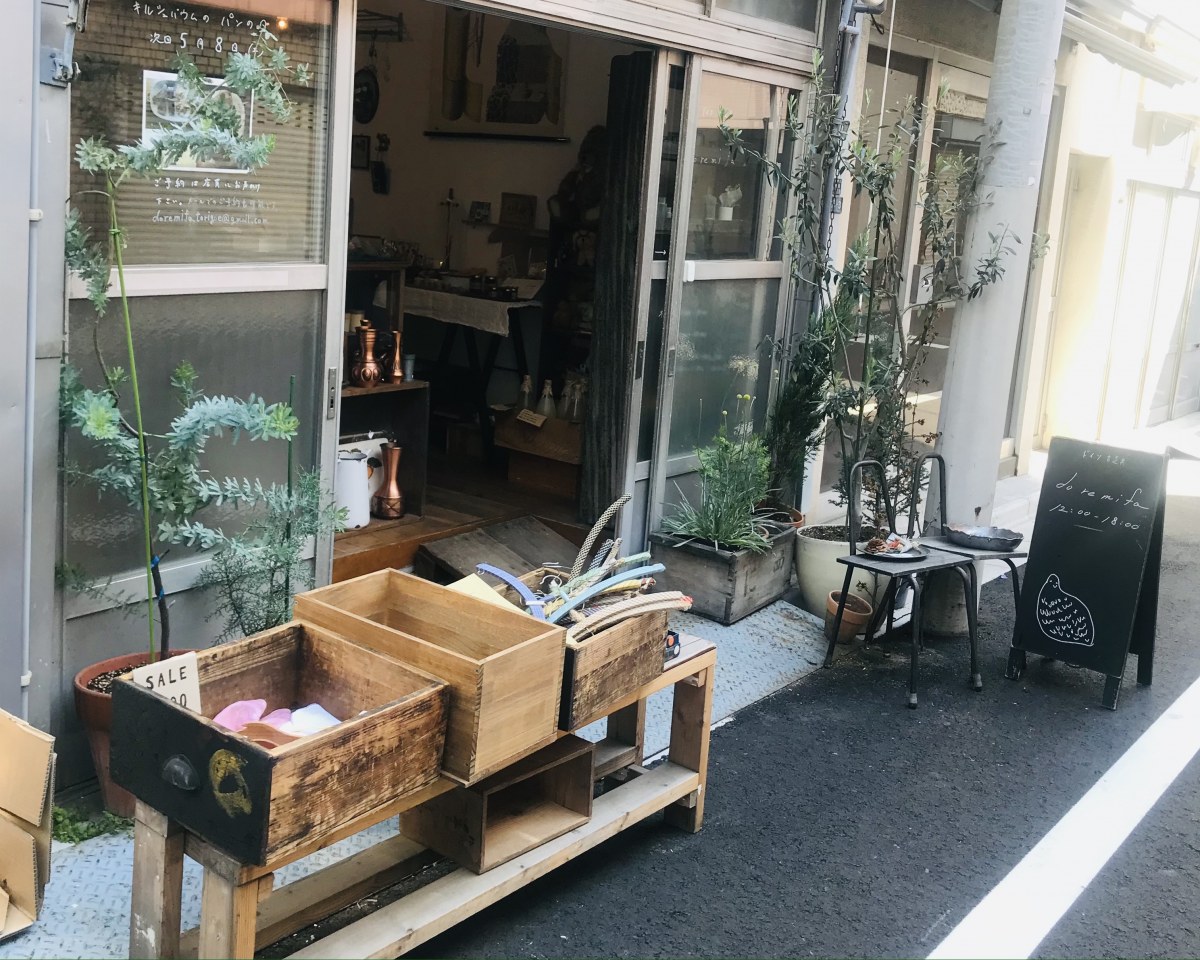 職場の近所のドイツ古道具屋さん。掘り出しものがありそう感。