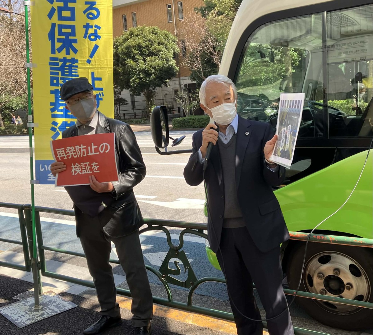 厚労省との協議が始まる前、福岡高裁での「旗出し」写真を手にアピールをする高木健康弁護士