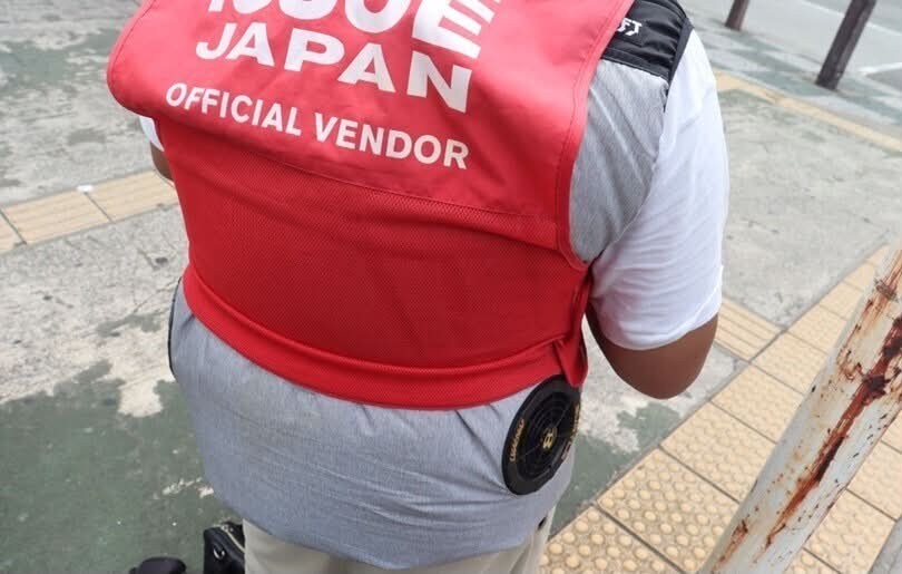 空調服を着用するビッグイシュー販売者