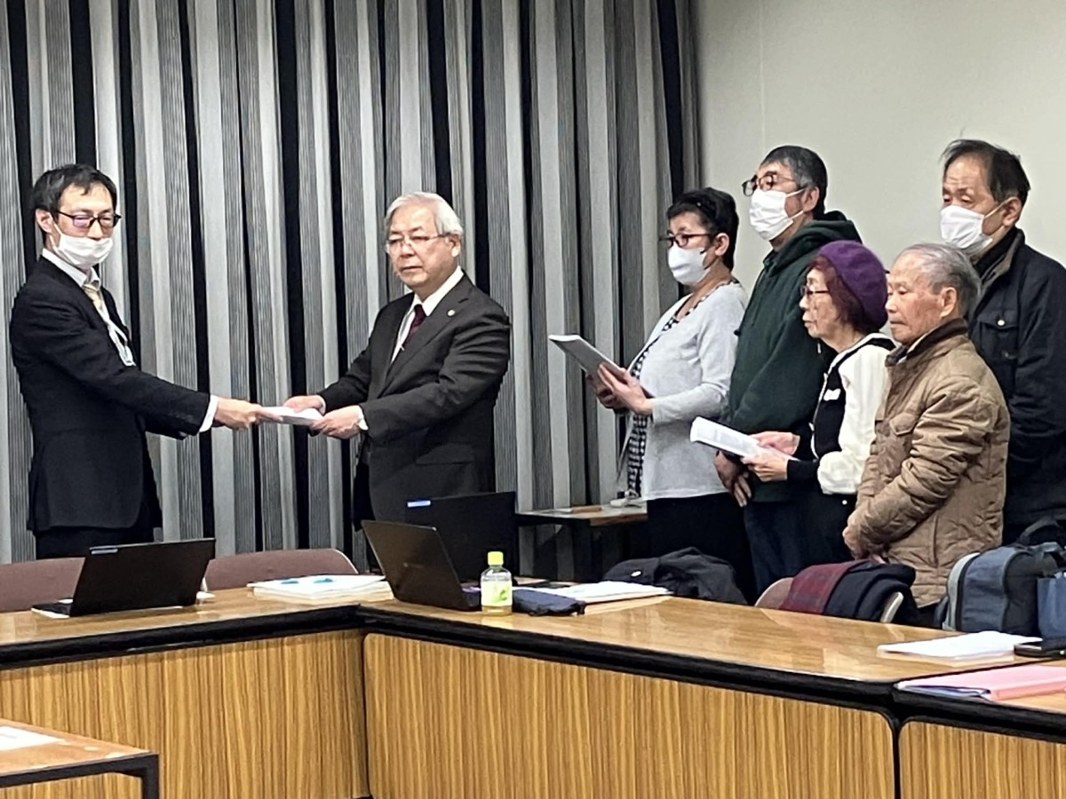 要求書を厚労省に提出する「全国アクション」の尾藤廣喜共同代表と各地の原告
