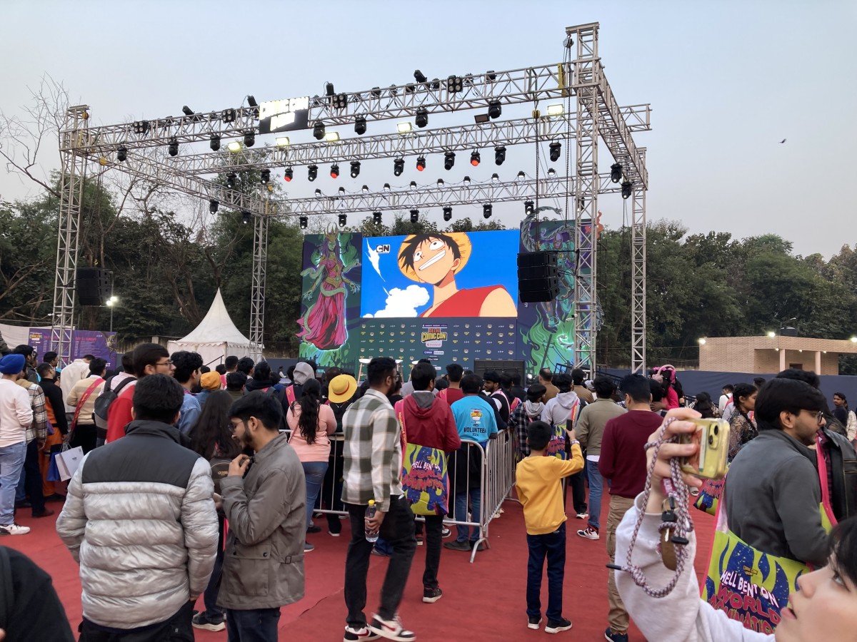 (デリーComicCon 2024会場にて。アヌが受付をする病院窓口の水槽の中にも、腕だけ動くルフィ人形があった。こうしたアニメキャラは今日、グローバルな共通言語と化している)