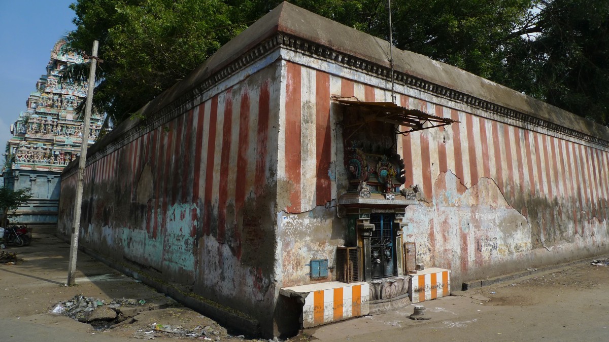 タミルナードゥ州中部の街クンバコーナム、シヴァ神を祀るカーシー・ヴィシュワナーダル寺院の外壁にあるマドゥライ・ヴィーランの祠。マドゥライ・ヴィーランは主にダリトの人々から信仰されている地方神。(撮影:安宅直子)